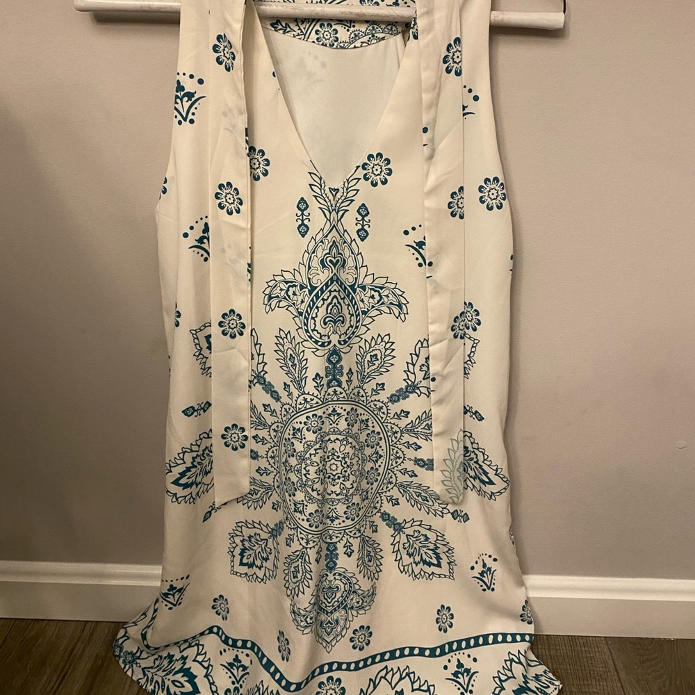 White shift dress with teal floral detailing from lulus, xsmall